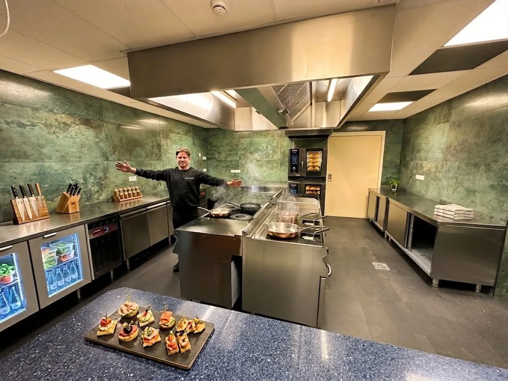 Professionele horecakeuken met RVS-apparatuur